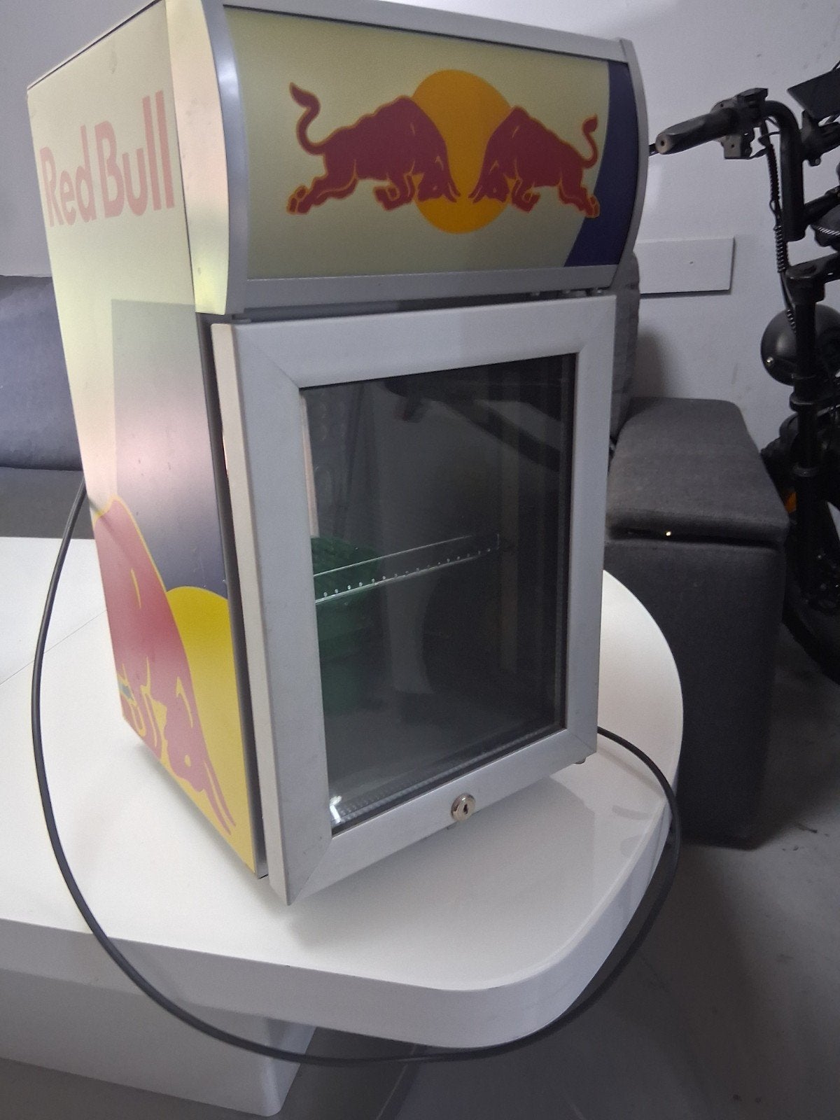 Red Bull blikken kast / mini koelkast, Ophalen, Minder dan 75 liter, Zonder vriesvak, Gebruikt
