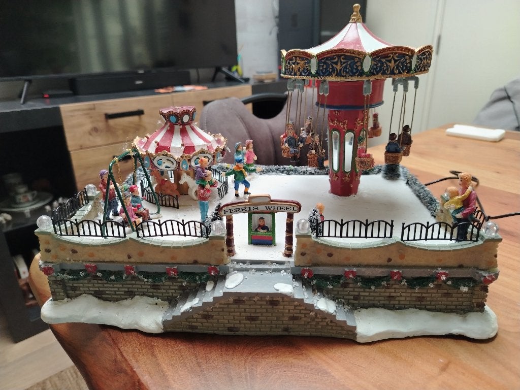 Kerstdorp: mini kermis: zweefmolen, draaimolen en schommel, Diversen, Ophalen, Gebruikt