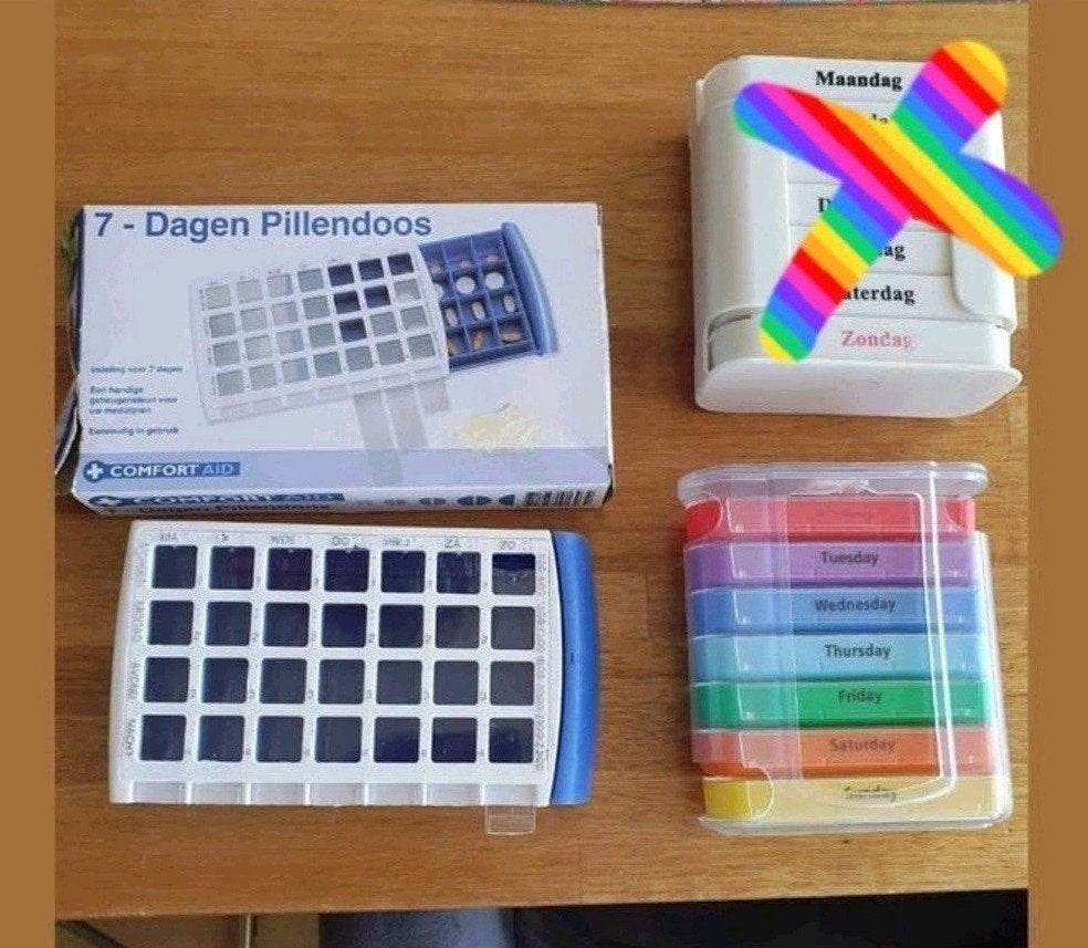 medicijndoos, 2 stuks, Diversen, Verpleegmiddelen, Ophalen of Verzenden, Zo goed als nieuw