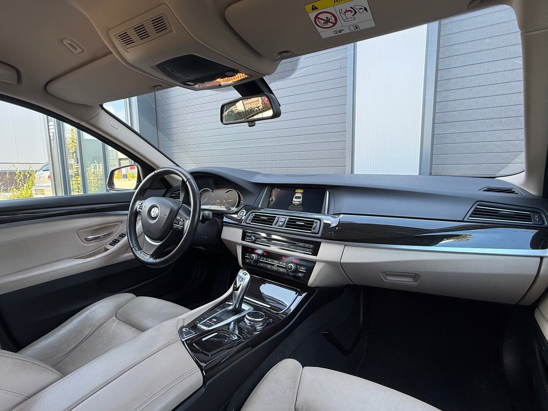 BMW 5-serie 520i Luxury Edition / AUTOMAAT / NAP / TREKHAAK, Auto's, BMW, Automaat, Automatische klimaatregeling, Achterwielaandrijving