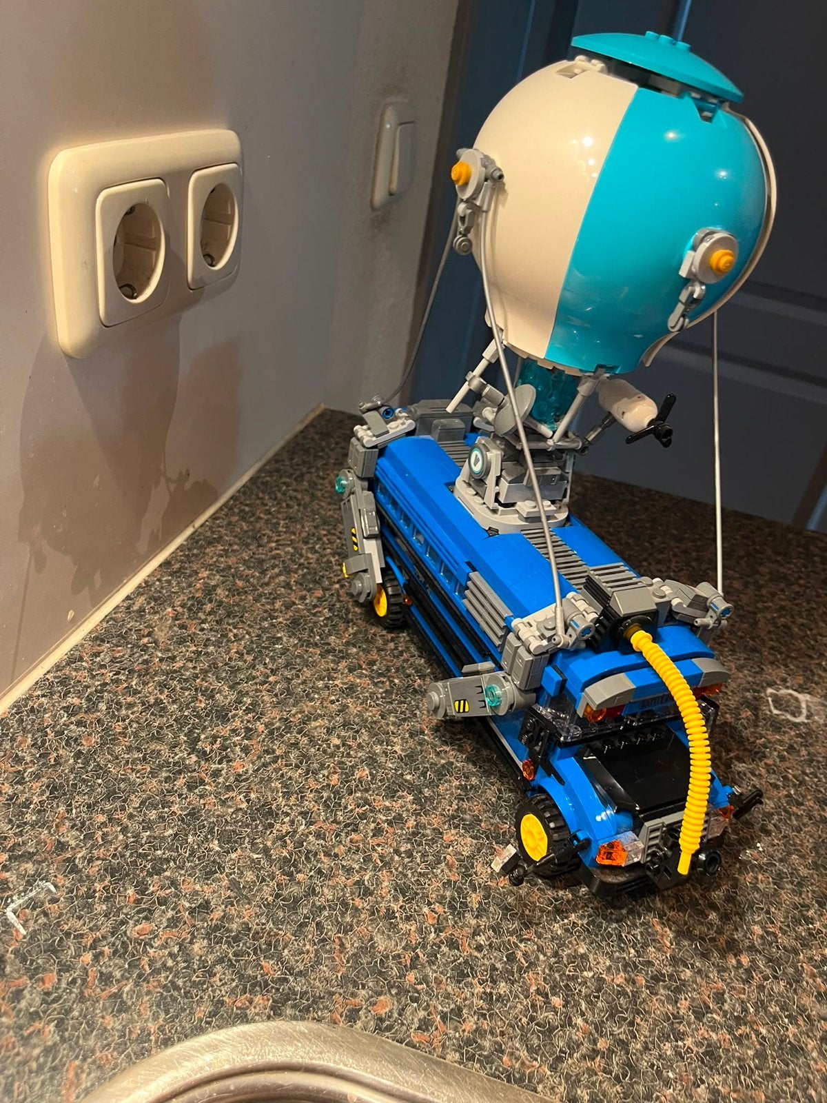 LEGO Fortnite Battle Bus met figuren en accessoires, Overige thema's, Lego, Ophalen of Verzenden, Zo goed als nieuw