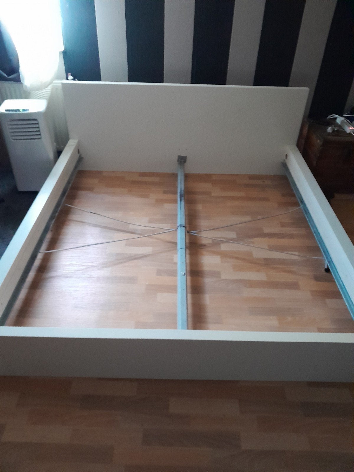 Wit eenpersoonsbed met hoofdbord, Huis en Inrichting, Slaapkamer | Bedden, Ophalen, Gebruikt, Wit, Tweepersoons