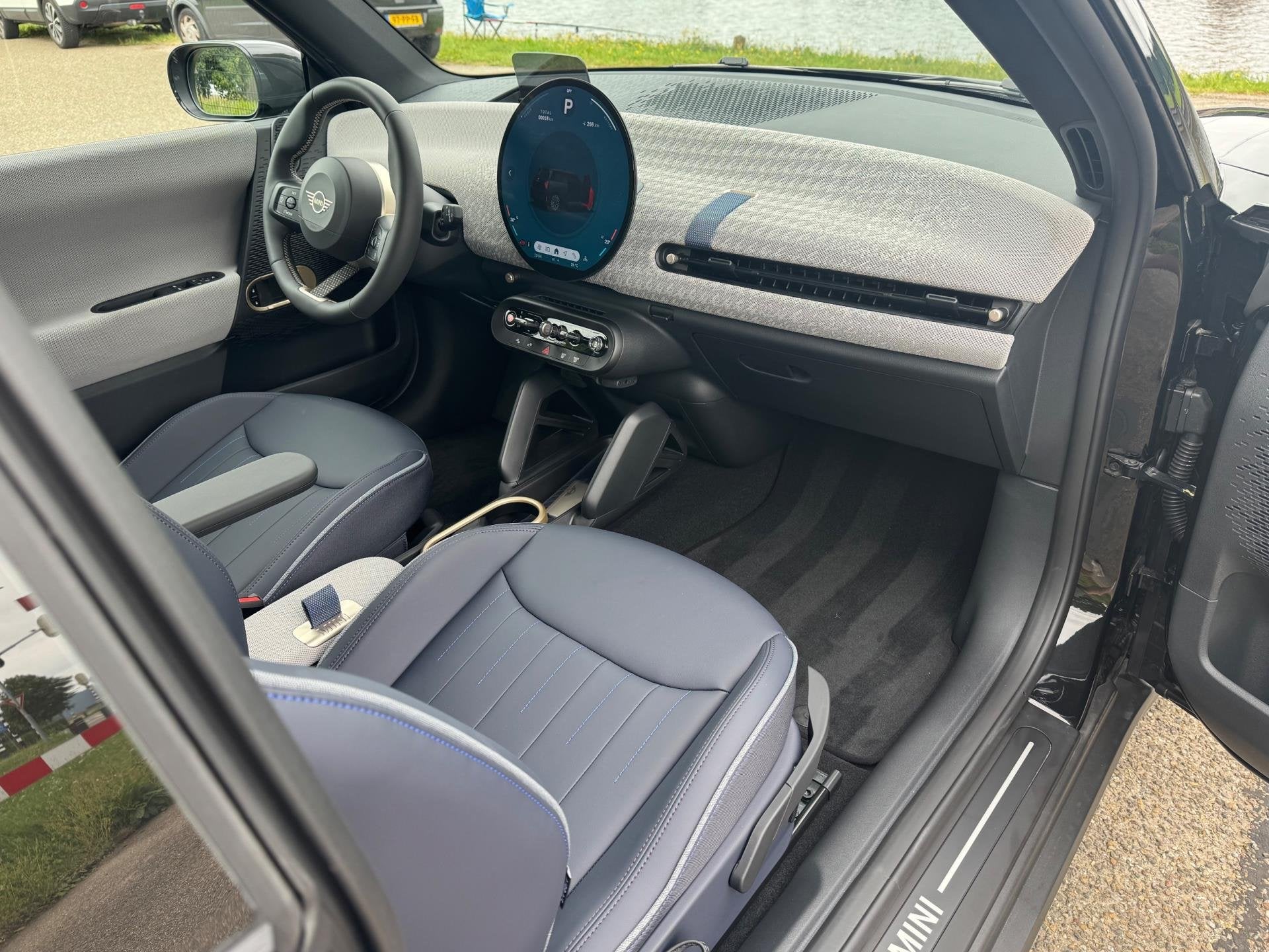 Mini Cooper E Favoured S 40.7 kWh Head Up Camera NIEUW, Gebruikt, 4 stoelen, Zwart, 184 pk
