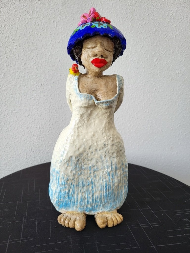 VROUW MET BLOEMEN-HOED, beeld, keramiek, Verzamelen, Beelden en Beeldjes, Ophalen, Nieuw, Fantasy