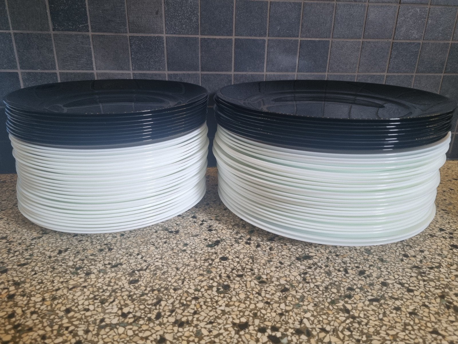 Partij borden: 27cm (9 zwart, 23 wit) en 22cm (9 zwart,, Ophalen, Gebruikt, Bord(en), Overige stijlen