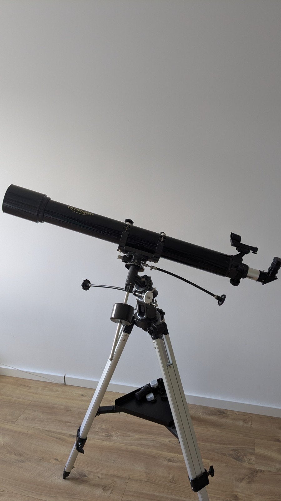 Omegon Telescoop AC 90/1000 EQ, 80 tot 200 mm, Met statief, Zo goed als nieuw, Spiegeltelescoop (reflector)