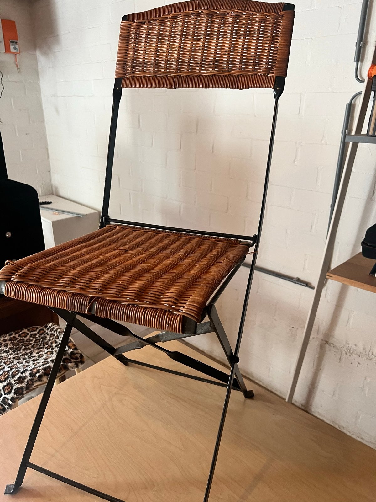 2  rieten klapstoelen - Decoratief, met lichte gebruikssp, Ophalen