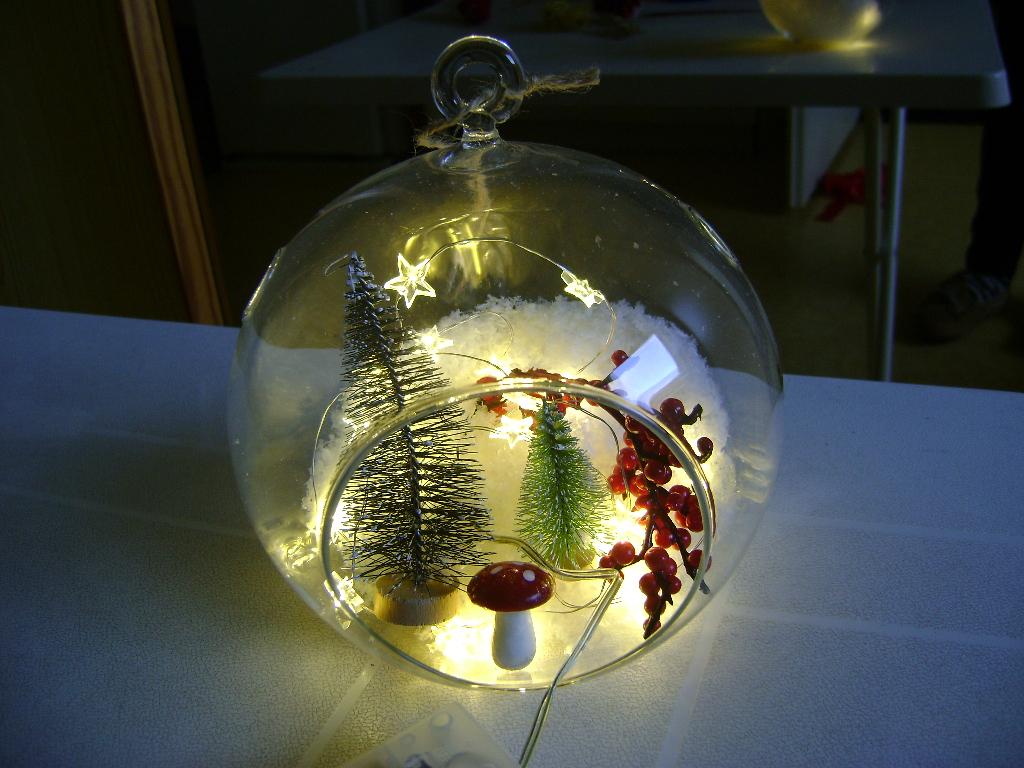 glazen kerstbal indoos velichting 2boompjes enpaddestoel 18h, Diversen, Kerst, Ophalen of Verzenden, Zo goed als nieuw