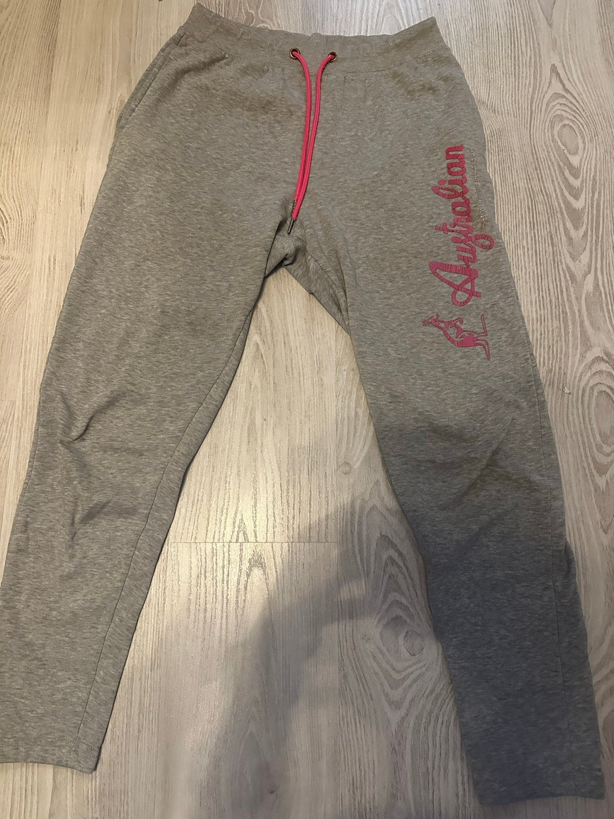 Australian joggingbroek grijs met roze logo, Gedragen, Ophalen, Maat 38/40 (M), Grijs