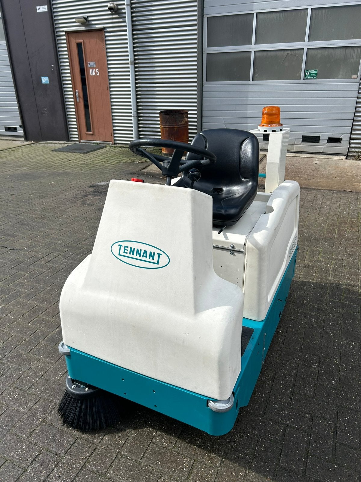 Foto 2 van Veegmachine Tennant 6100. Nieuwe accus