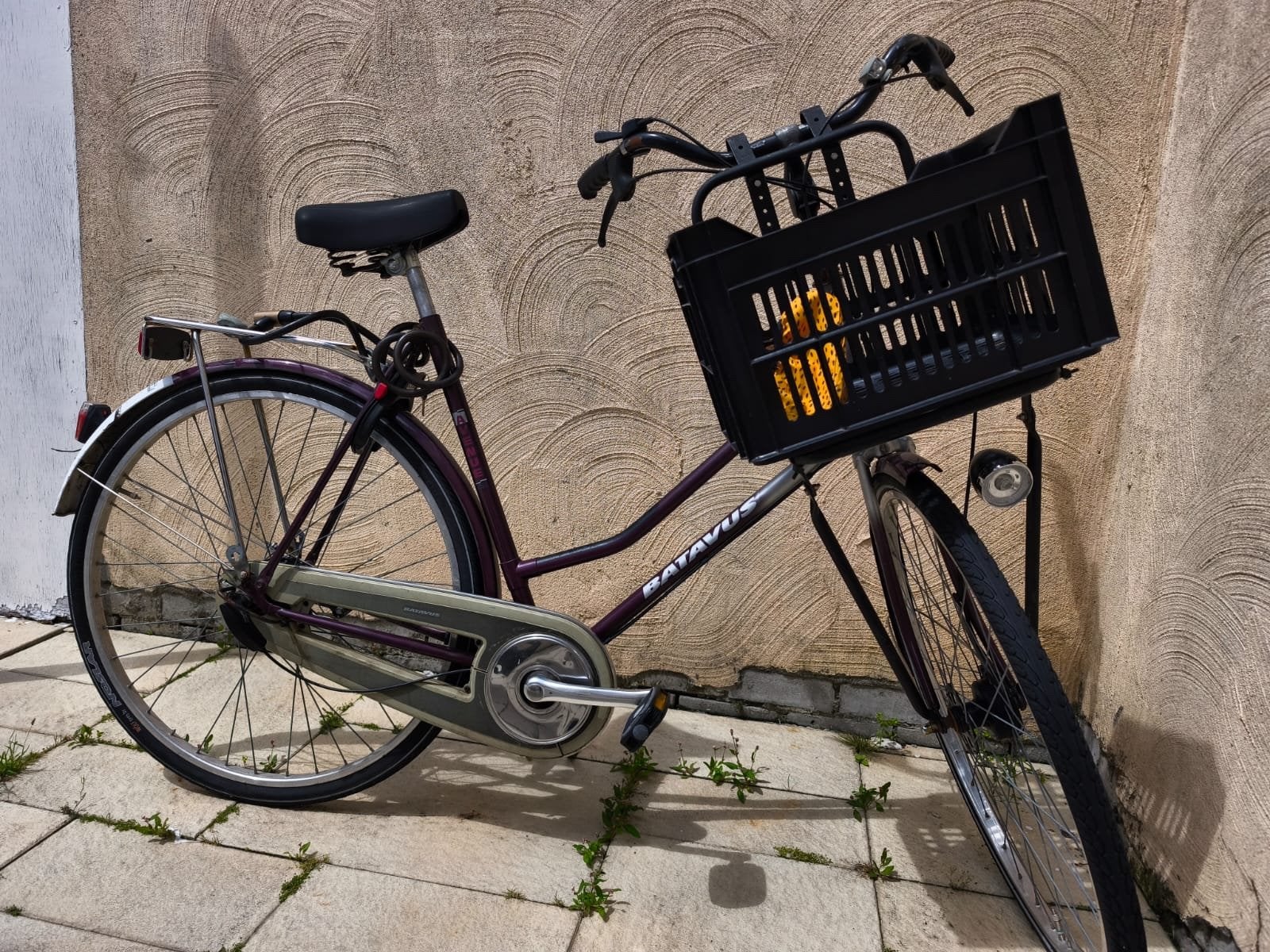 Batavus Avenue Damesfiets 28 inch met krat en slot, Ophalen, Velgrem, Batavus, 53 tot 56 cm
