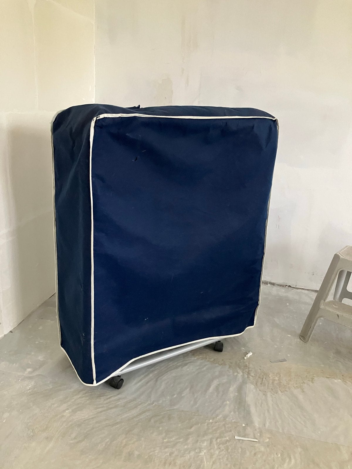 Opvouwbaar logeerbed met matras en hoes, Huis en Inrichting, Ophalen, Gebruikt, Eenpersoons, Blauw