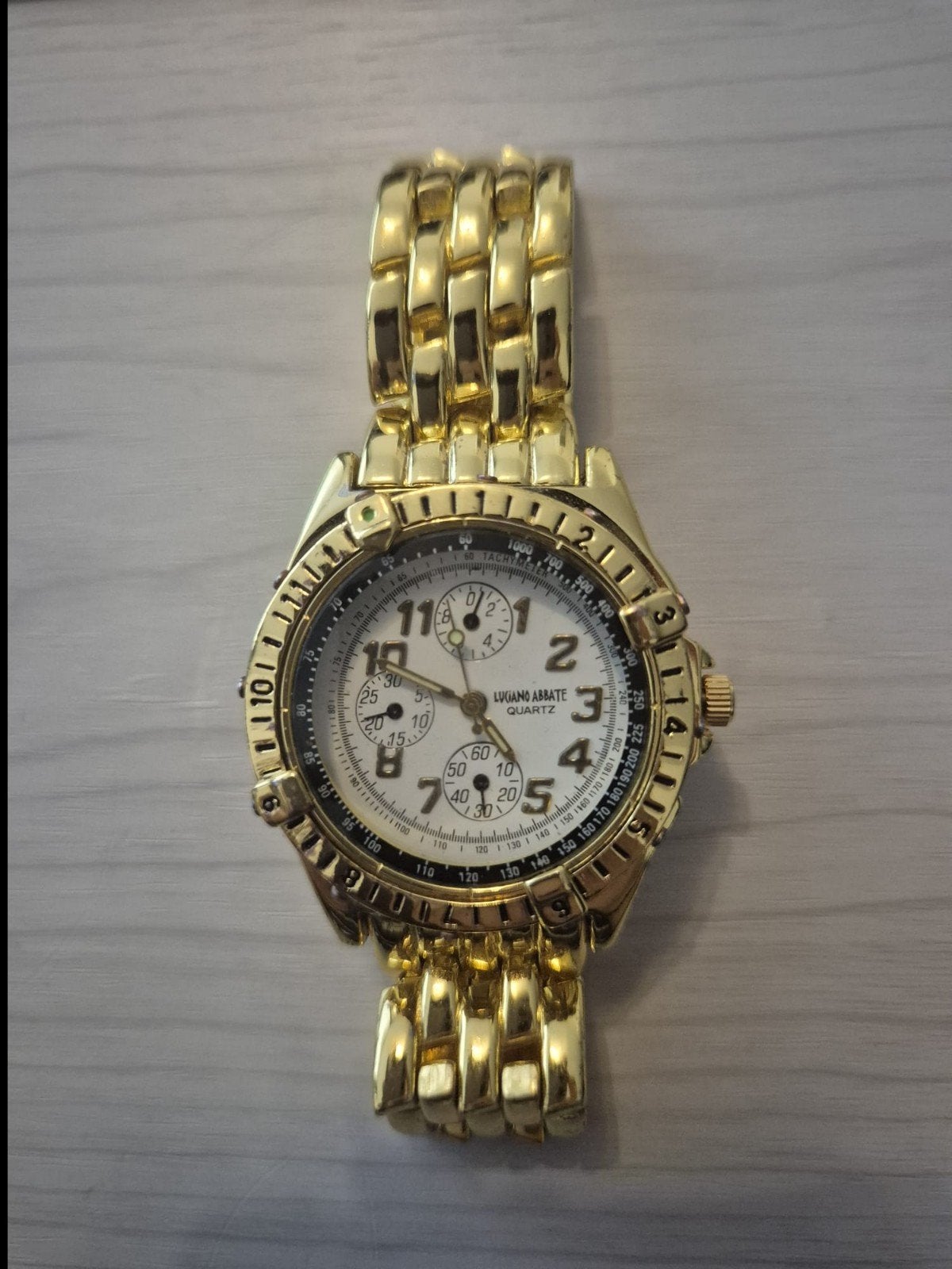 Goudkleurige horloge met draaiende cijferchijf, Sieraden, Tassen en Uiterlijk, Overige merken, Staal, Staal, Verzenden