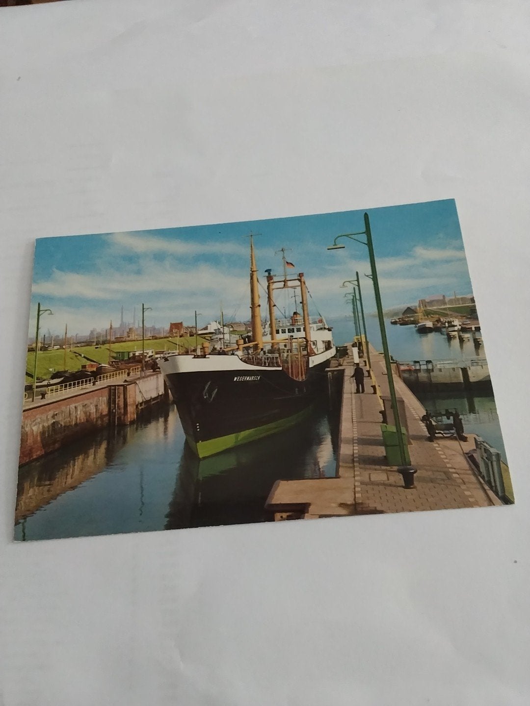 Oude ansichtkaart IJmuiden Kleine Sluis met schip, Ophalen of Verzenden, 1960 tot 1980, Gelopen, Noord-Holland