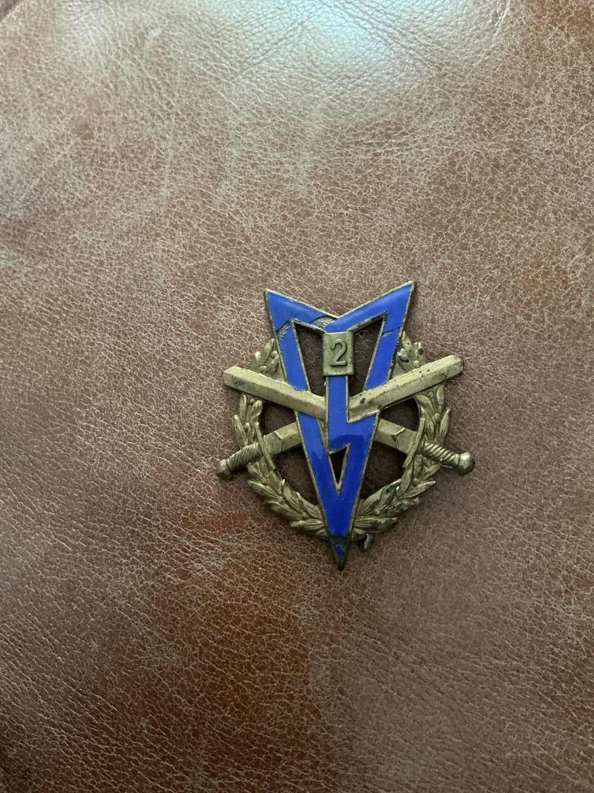Vintage Militair Speldje V2 met Zwaarden en Krans, Ophalen of Verzenden, Landmacht, Nederland, Embleem of Badge