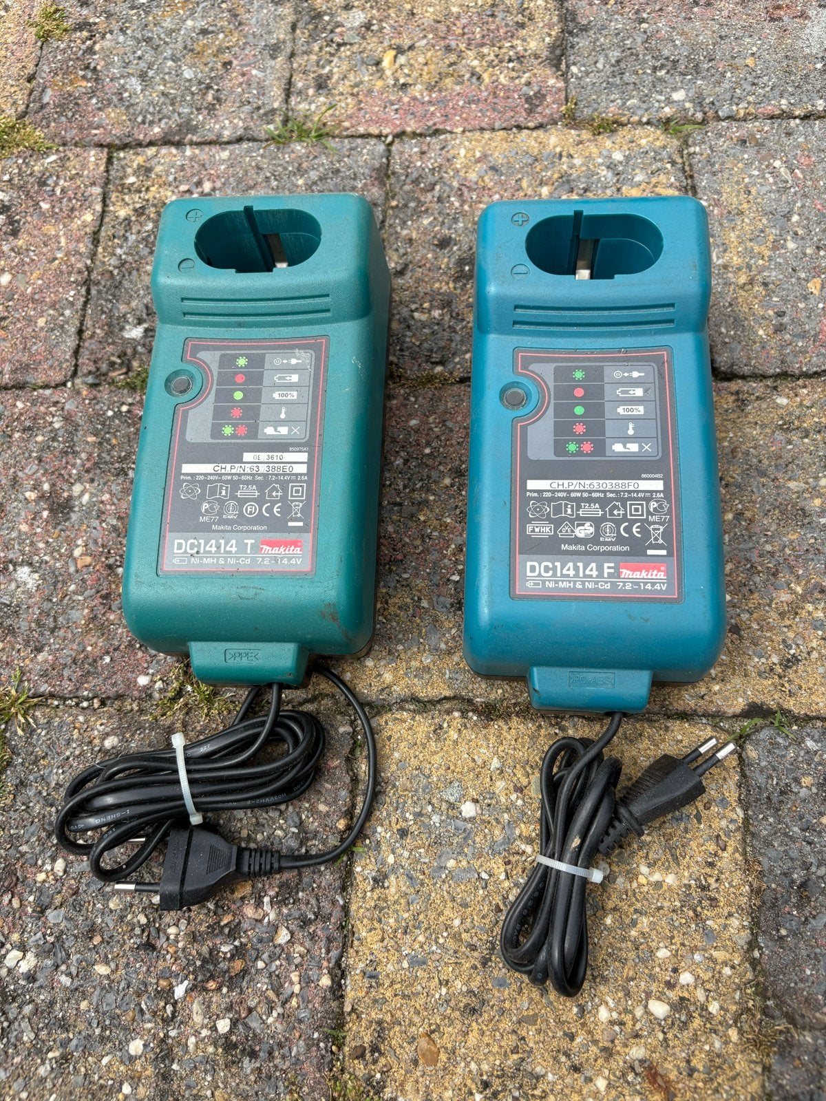 Makita DC1414 T & F Opladers (2 stuks), Ophalen, Gebruikt