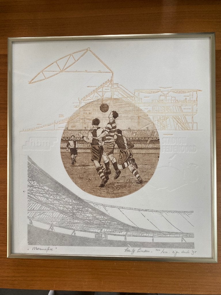 Feijenoord stadion 1995 ets Leentje Linders in lijst, Antiek en Kunst, Kunst | Etsen en Gravures, Architectuur, 31 cm, 32 cm, 1950 - 1999