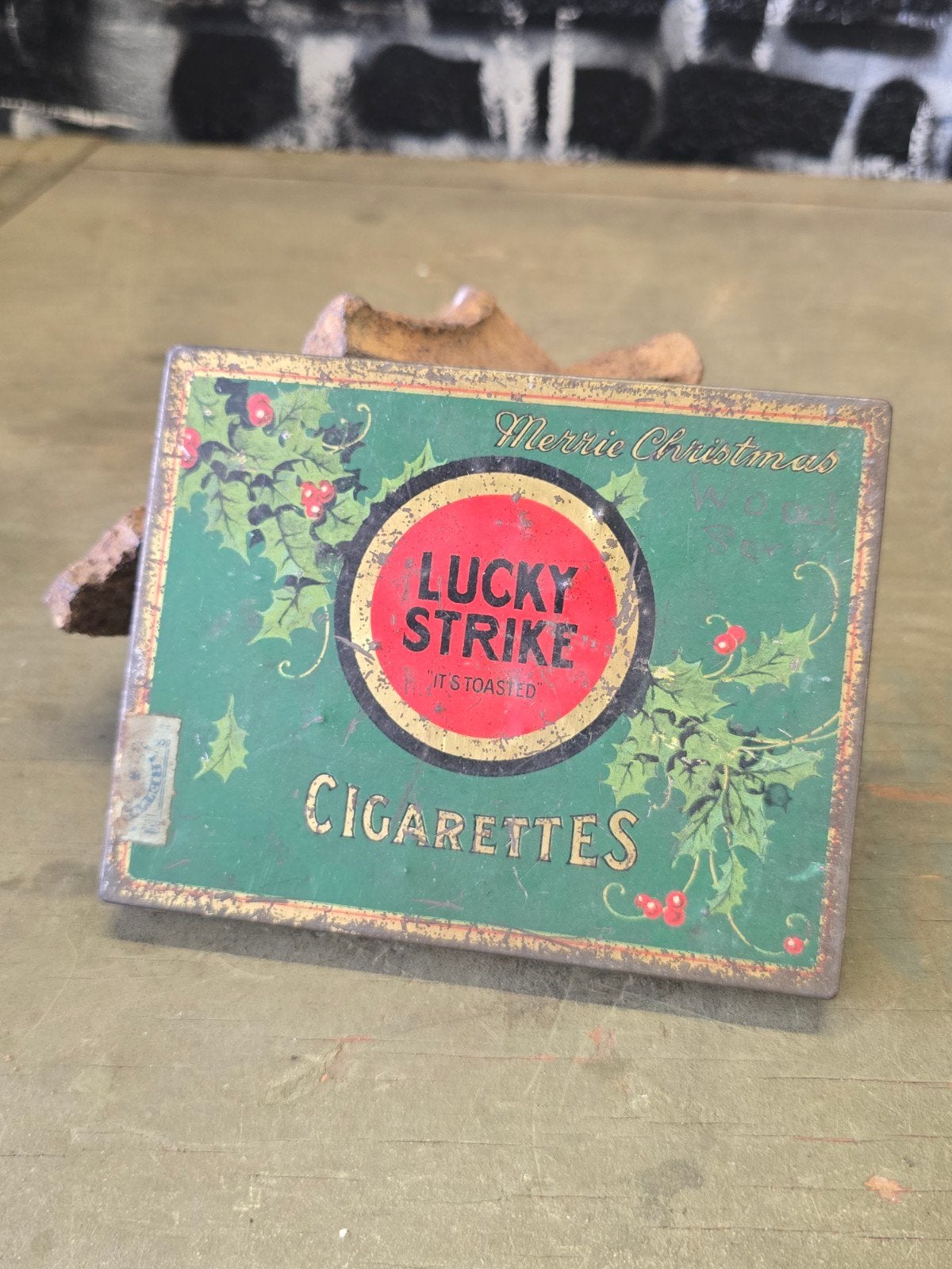 WWII US Lucky Strike Christmas tin cigarette box, Ophalen of Verzenden, Amerika, Embleem of Badge