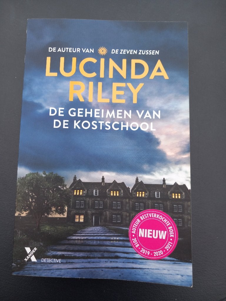De geheimen van de kostschool, Ophalen of Verzenden, Zo goed als nieuw, Lucinda Riley