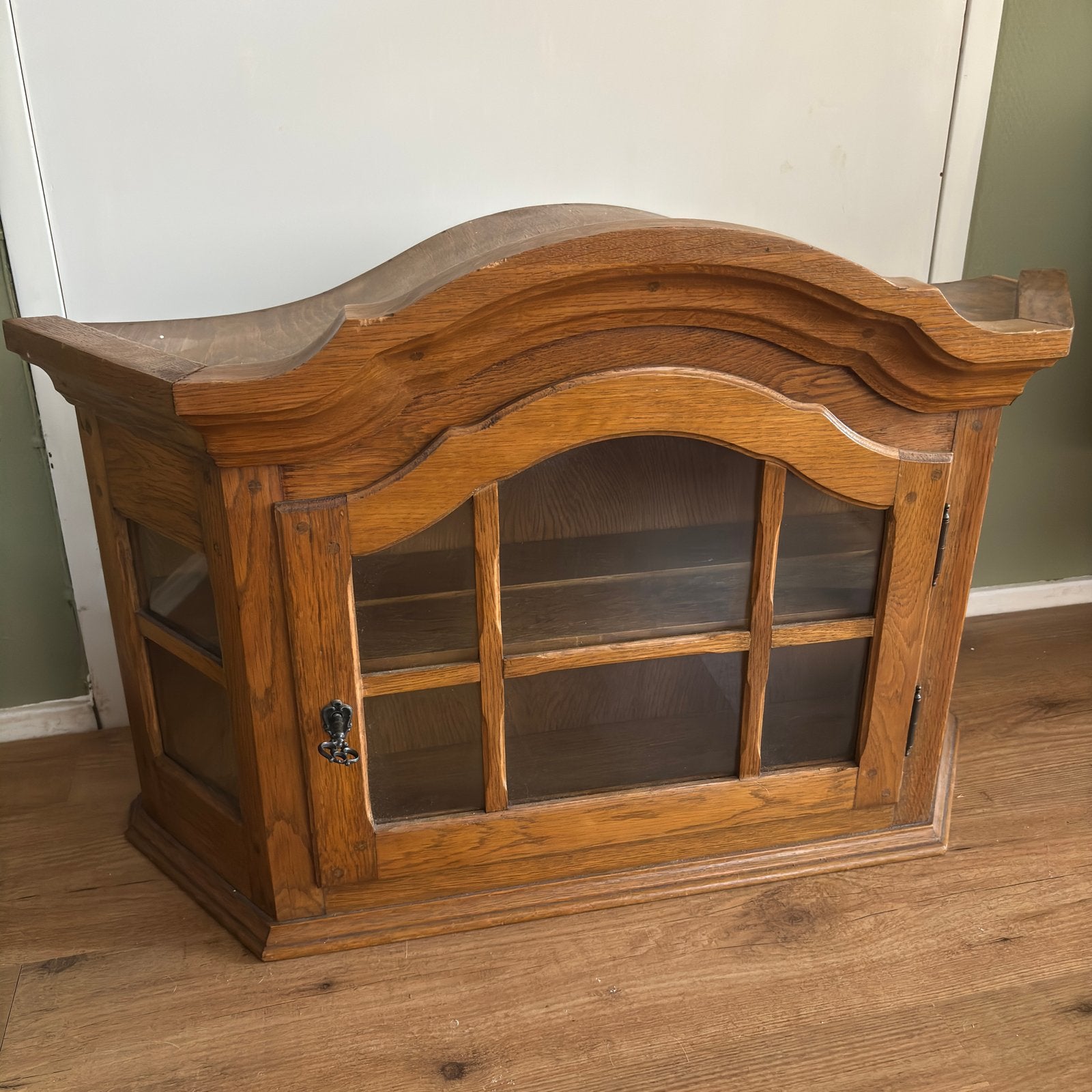 Vitrine kastje, Ophalen