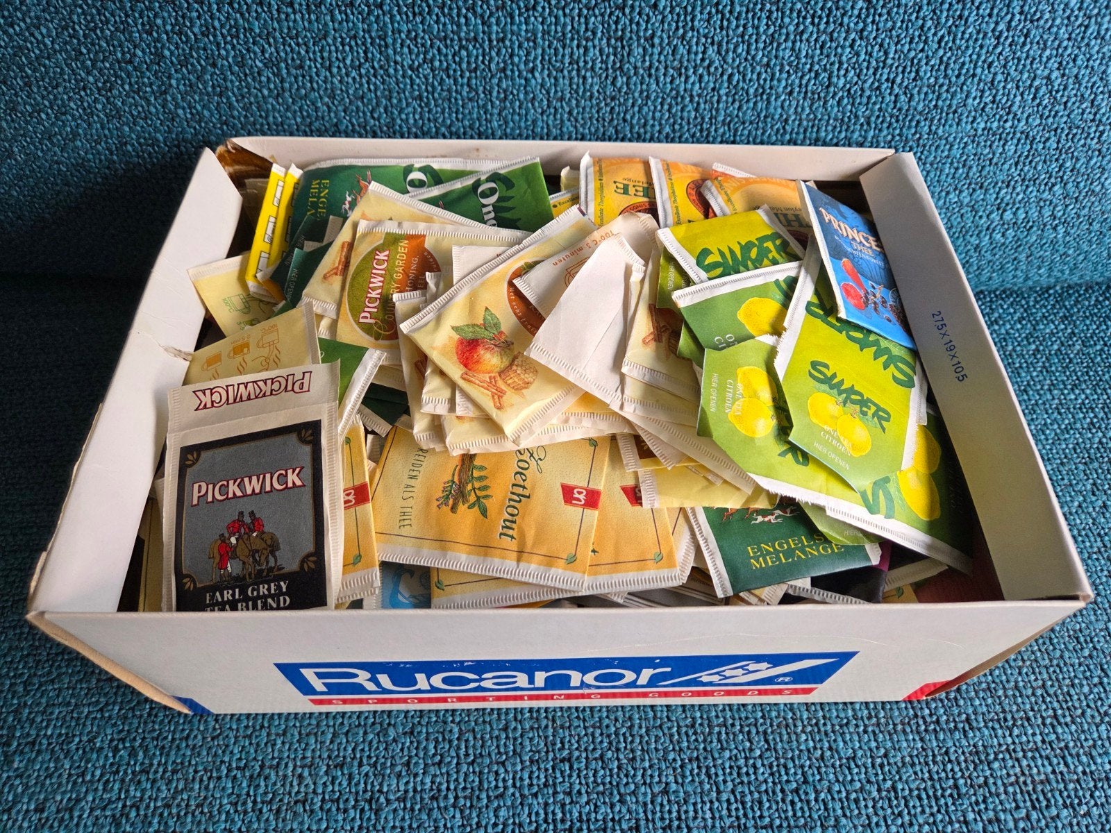 Schoenendoos met oude theezakjes, Ophalen of Verzenden, Overige thema's, Overige typen