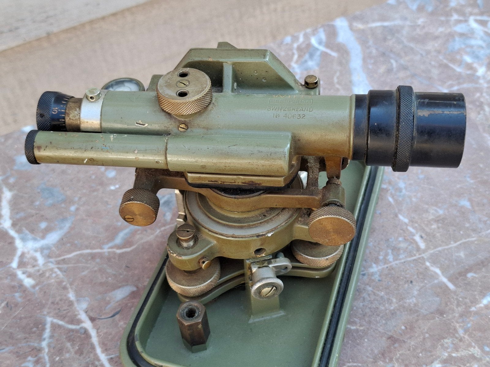 Wild Heerbrugg 1948 (baby wild) in originele metalen houder, Antiek en Kunst, Antiek | Gereedschap en Instrumenten, Ophalen of Verzenden