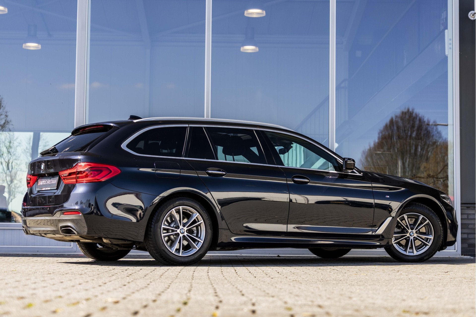 BMW 5 Serie Touring 520i High Executive M-Sport | Pano | Cam, Achterwielaandrijving, Gebruikt, 4 cilinders, Zwart