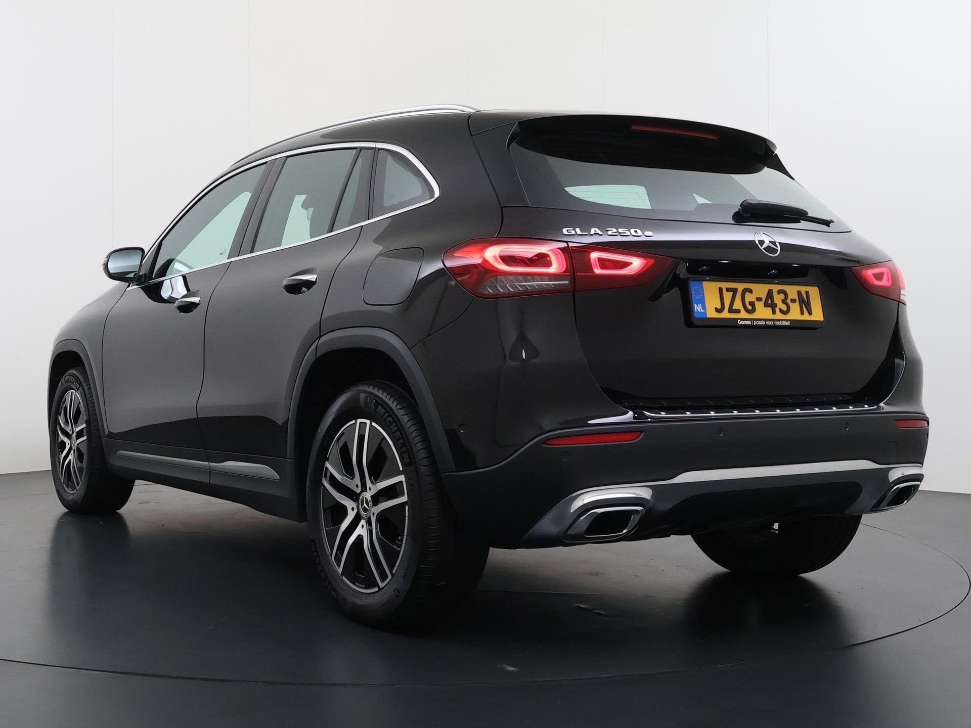 Mercedes-Benz GLA-klasse 250 e Luxury | Keyless | ACC | Ther, Auto's, 4 cilinders, 16 kWh, Leder en Stof, Zwart