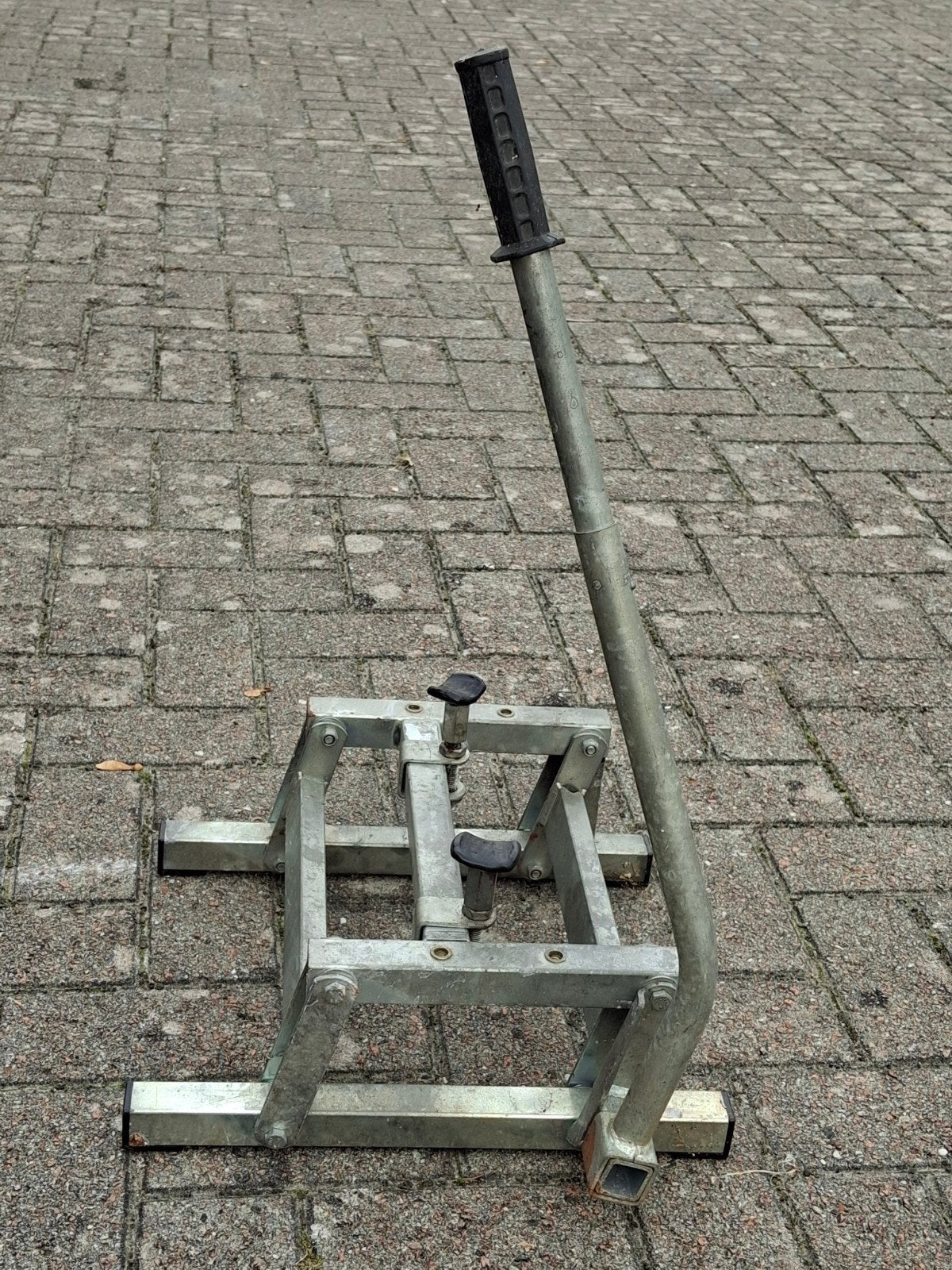 Motorbokje / Motorlift voor onderhoud en stalling, Ophalen