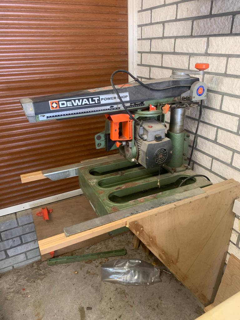 DeWalt Afkortzaag op Muurbok - Krachtige Radiaalzaag, Doe-het-zelf en Verbouw, Gereedschap | Zaagmachines, Gebruikt, 70 mm of meer