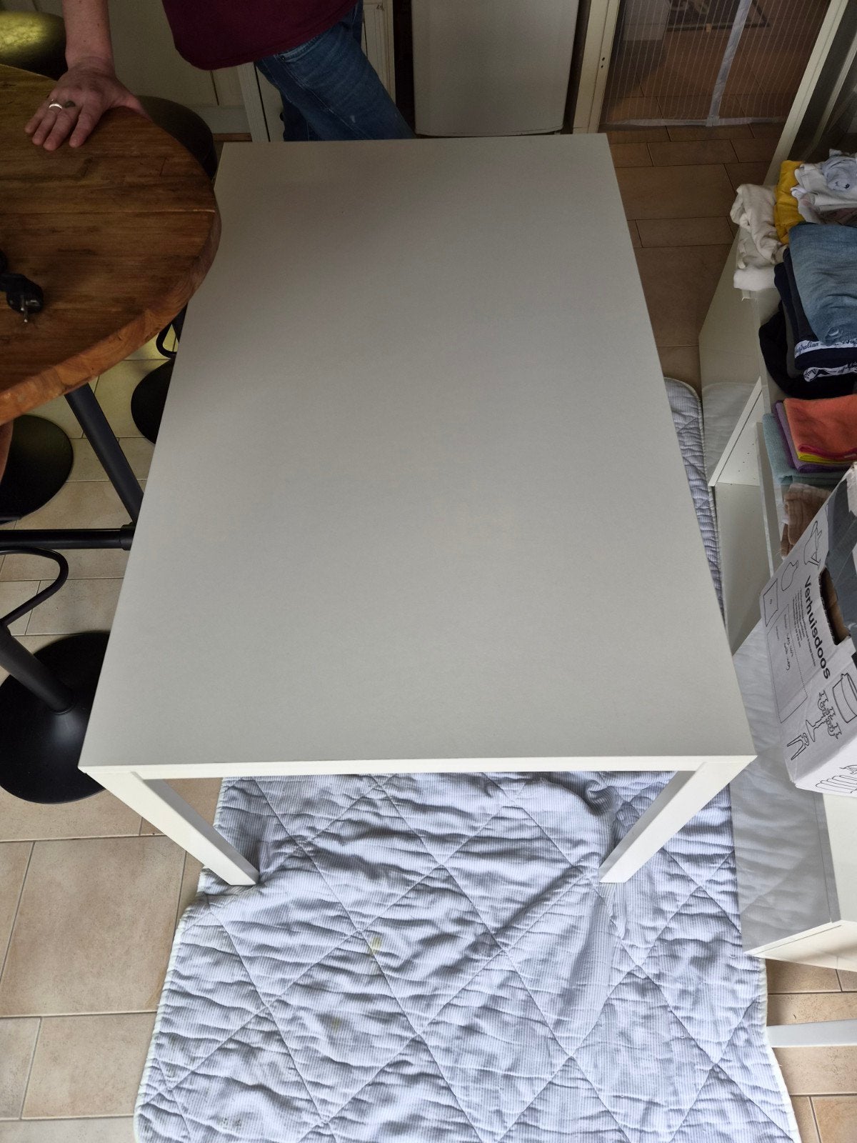 Witte Ikea eettafel met 4 stoelen met stoelhoezen, Ophalen, 100 tot 150 cm, 50 tot 100 cm, Zo goed als nieuw