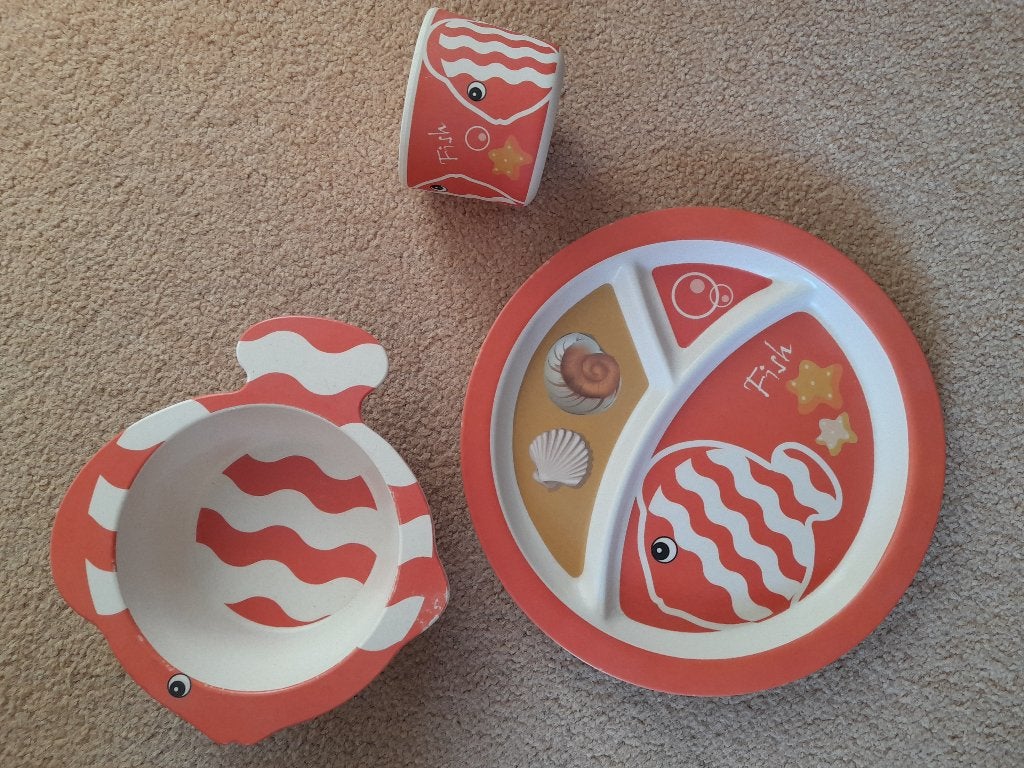 KINDER SERVIES  DRIEVAKS BORD, KOM EN BEKER VISSEN  MELAMINE, Huis en Inrichting, Keuken | Servies, Overige materialen, Ophalen of Verzenden