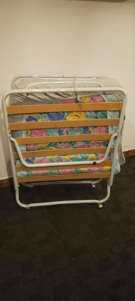 Opklapbaar bed met wieltjes., Ophalen, Gebruikt, 90 cm, Eenpersoons