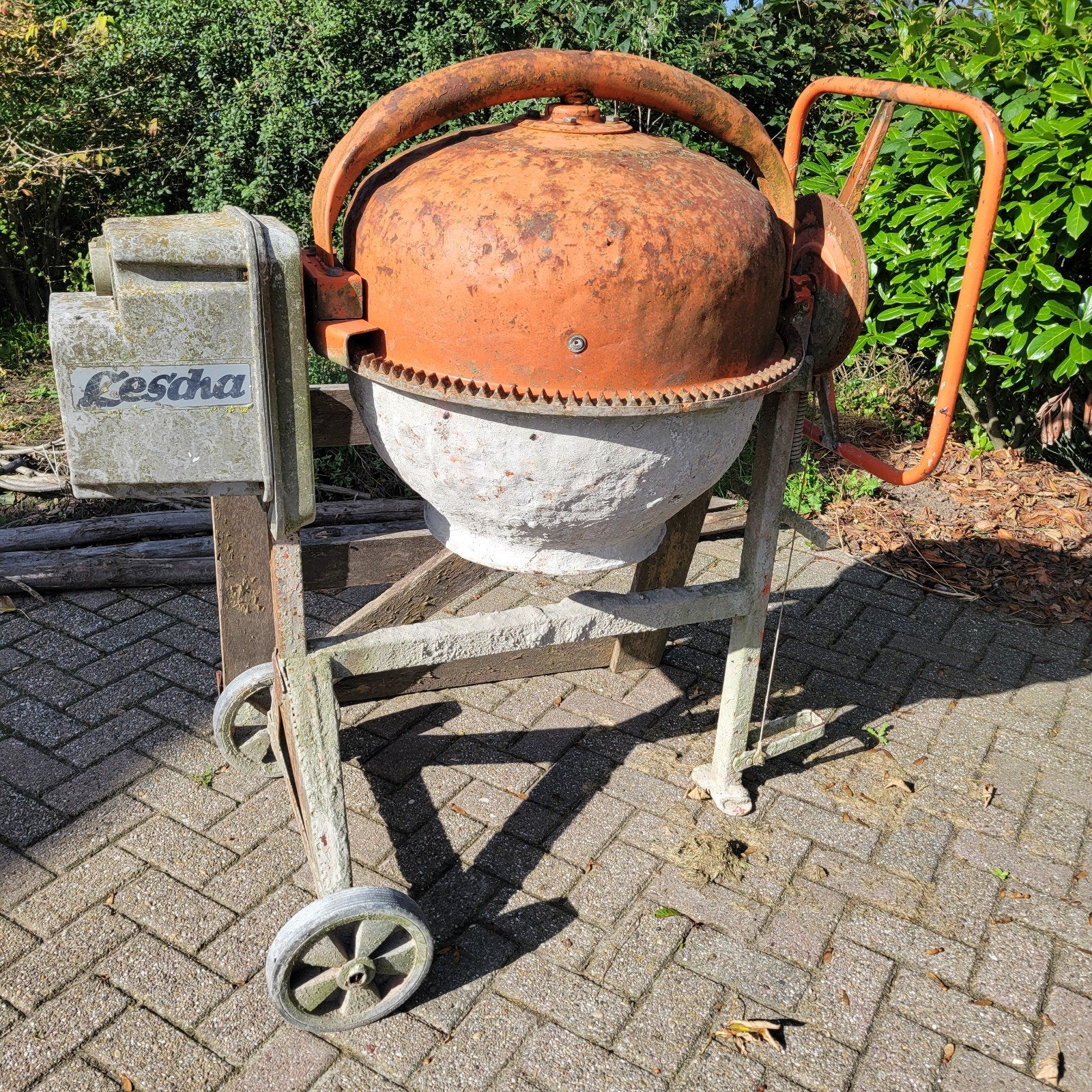 Lescha SM 145 S betonmolen 140 liter
Lescha SM 145 S elektri, Doe-het-zelf en Verbouw, Ophalen