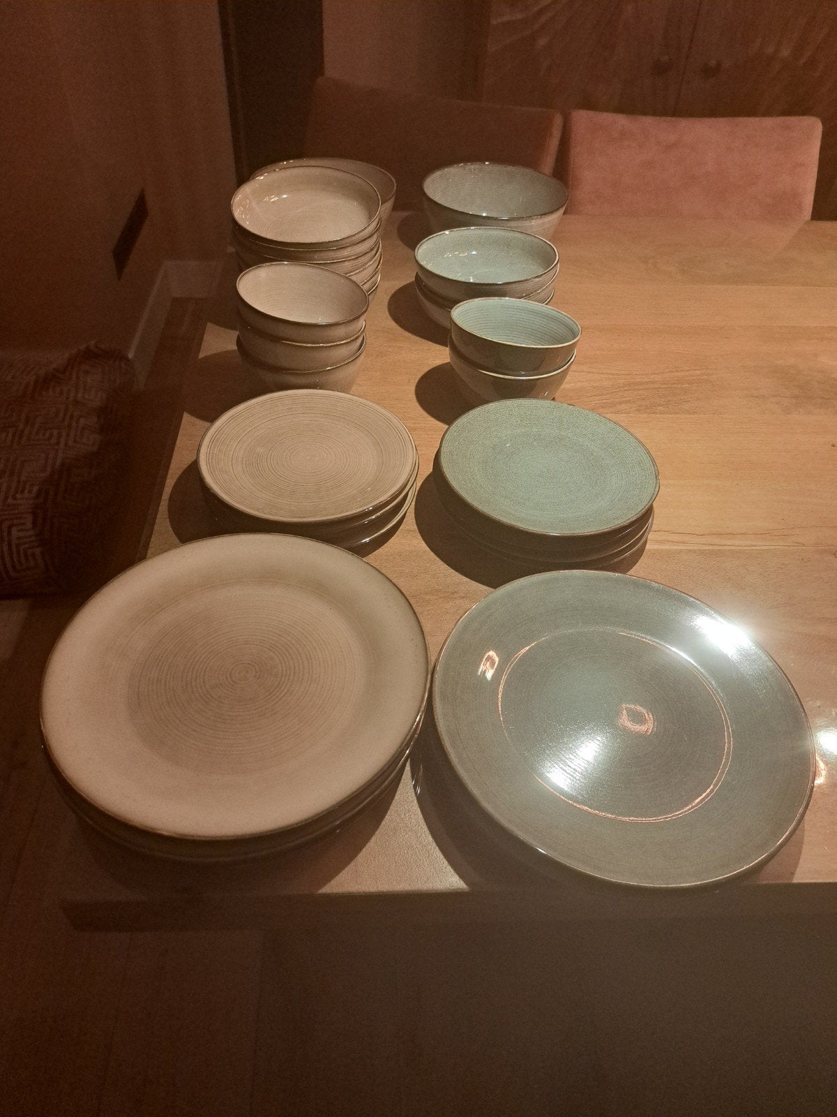 Uitgebreid servies: borden en kommen in twee kleuren, Ophalen, Gebruikt, Keramiek, Overige stijlen