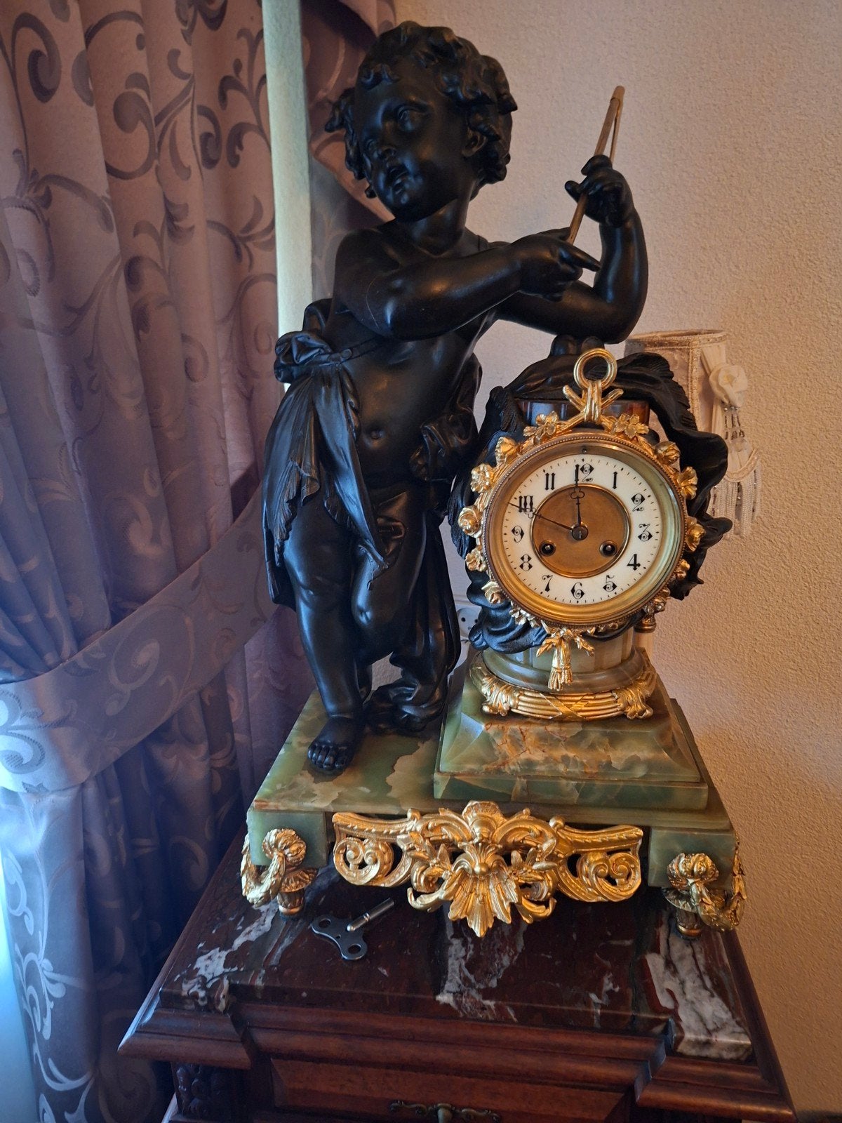 Antieke pendule met bronzen beeld en marmeren voet, Ophalen of Verzenden