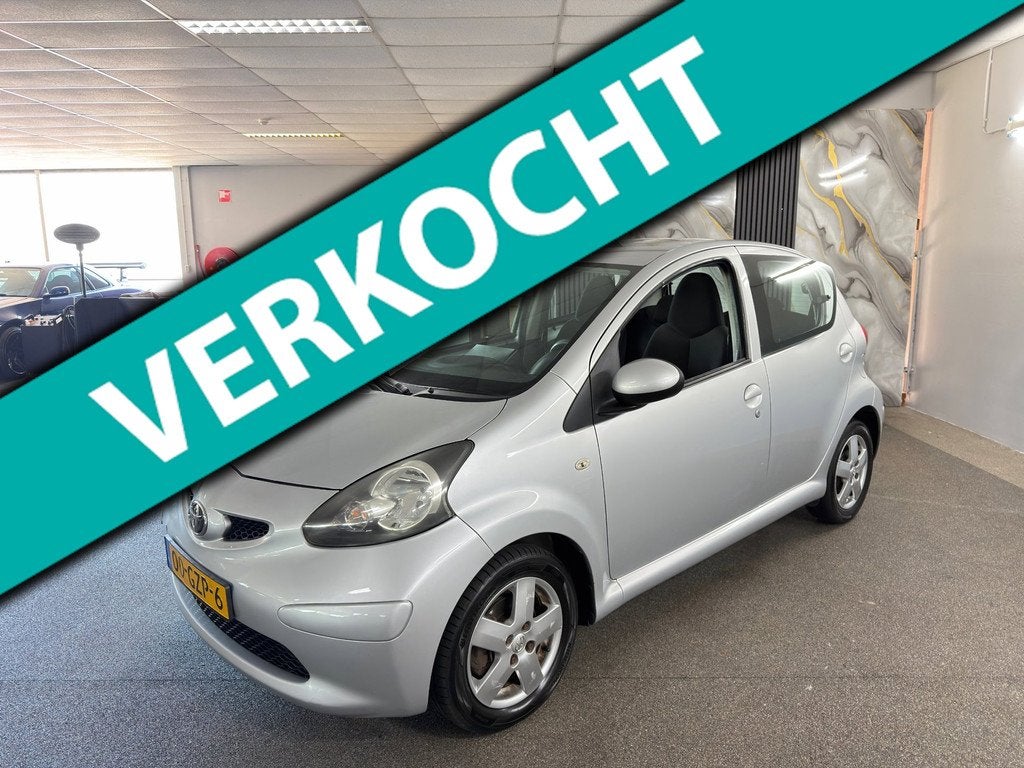 Toyota Aygo 1.0-12V + Apk NieuwAutomaat,Airco,Carplay,Blueto, Stof, Gebruikt, Zwart, 4 stoelen