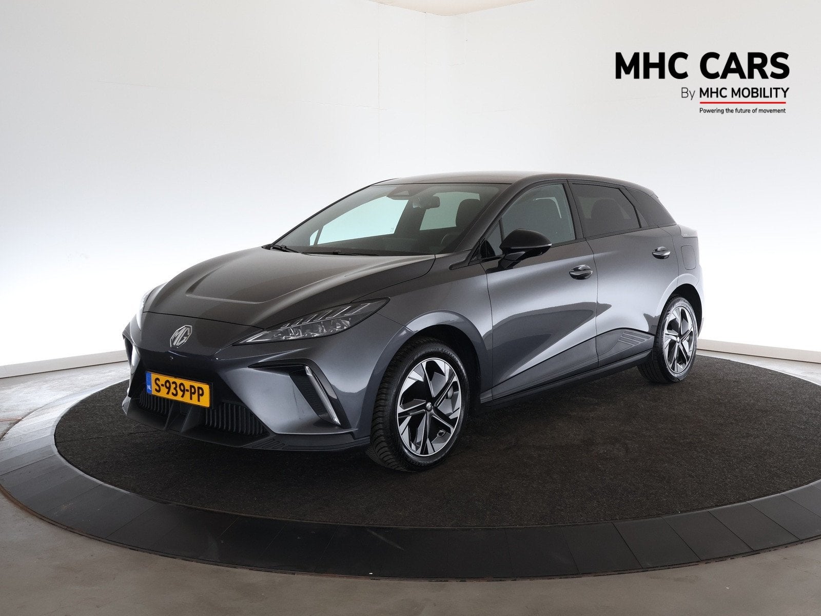 MG Mg4 electric Luxury 64 kWh | ACC | Carplay | PDC | 12 maa, Auto's, Achterwielaandrijving, Gebruikt, Zwart, 1675 kg