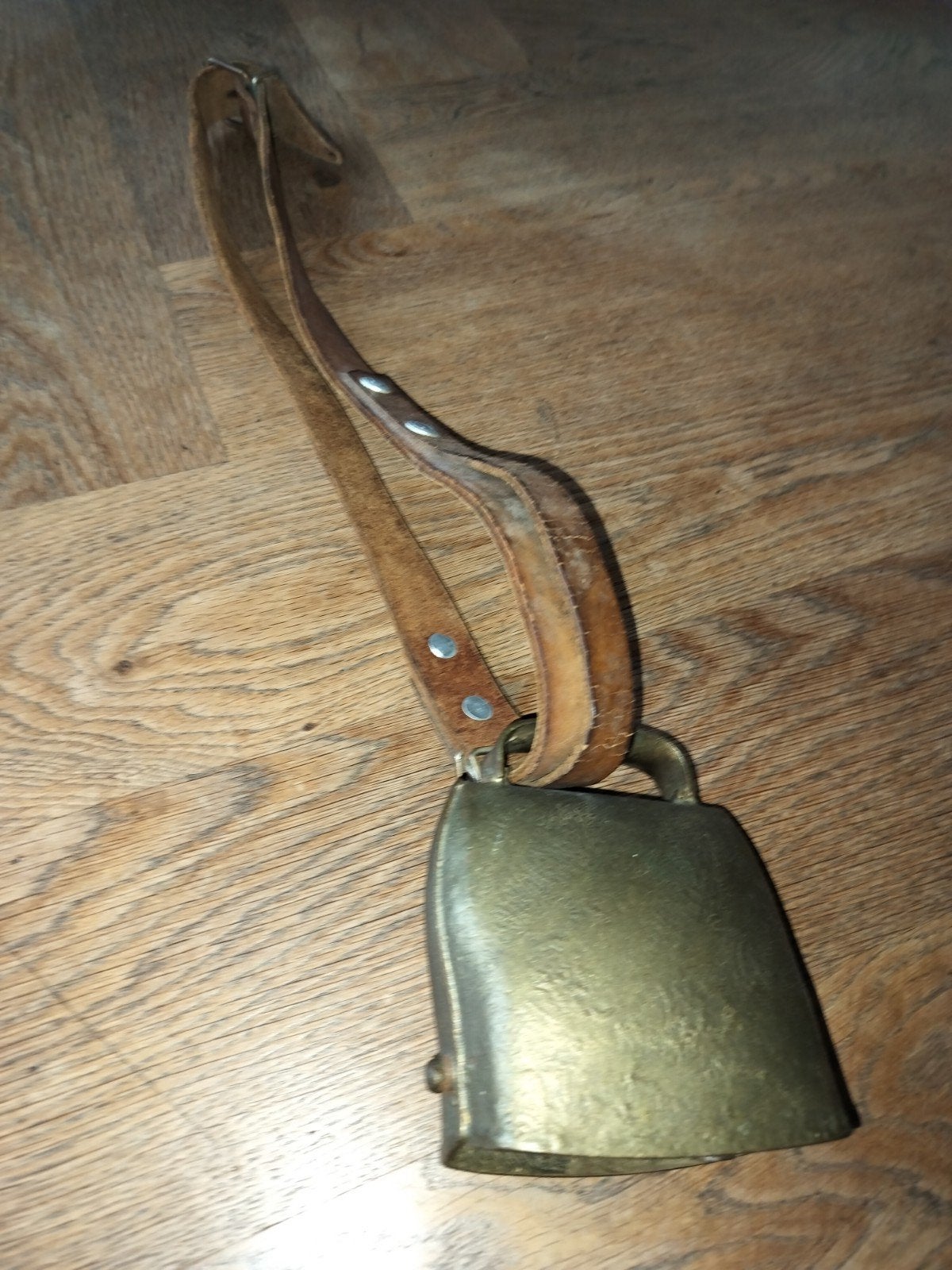 Oude koperen koebel met leren riem, Antiek en Kunst, Ophalen