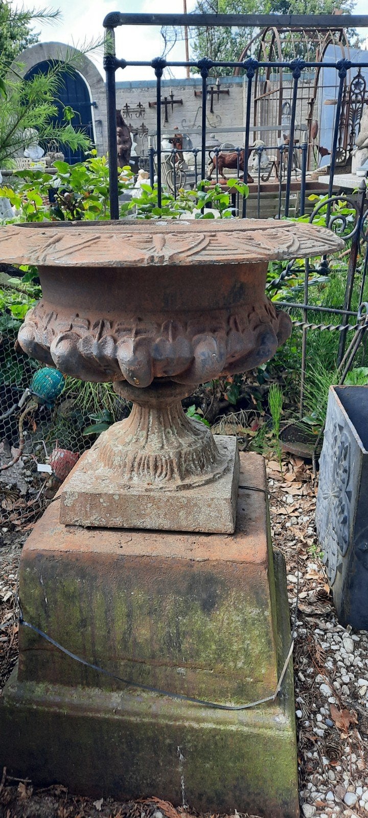 Antieke gietijzeren urn op sokkel, Tuin en Terras, Tuinvazen, Ophalen, Nieuw