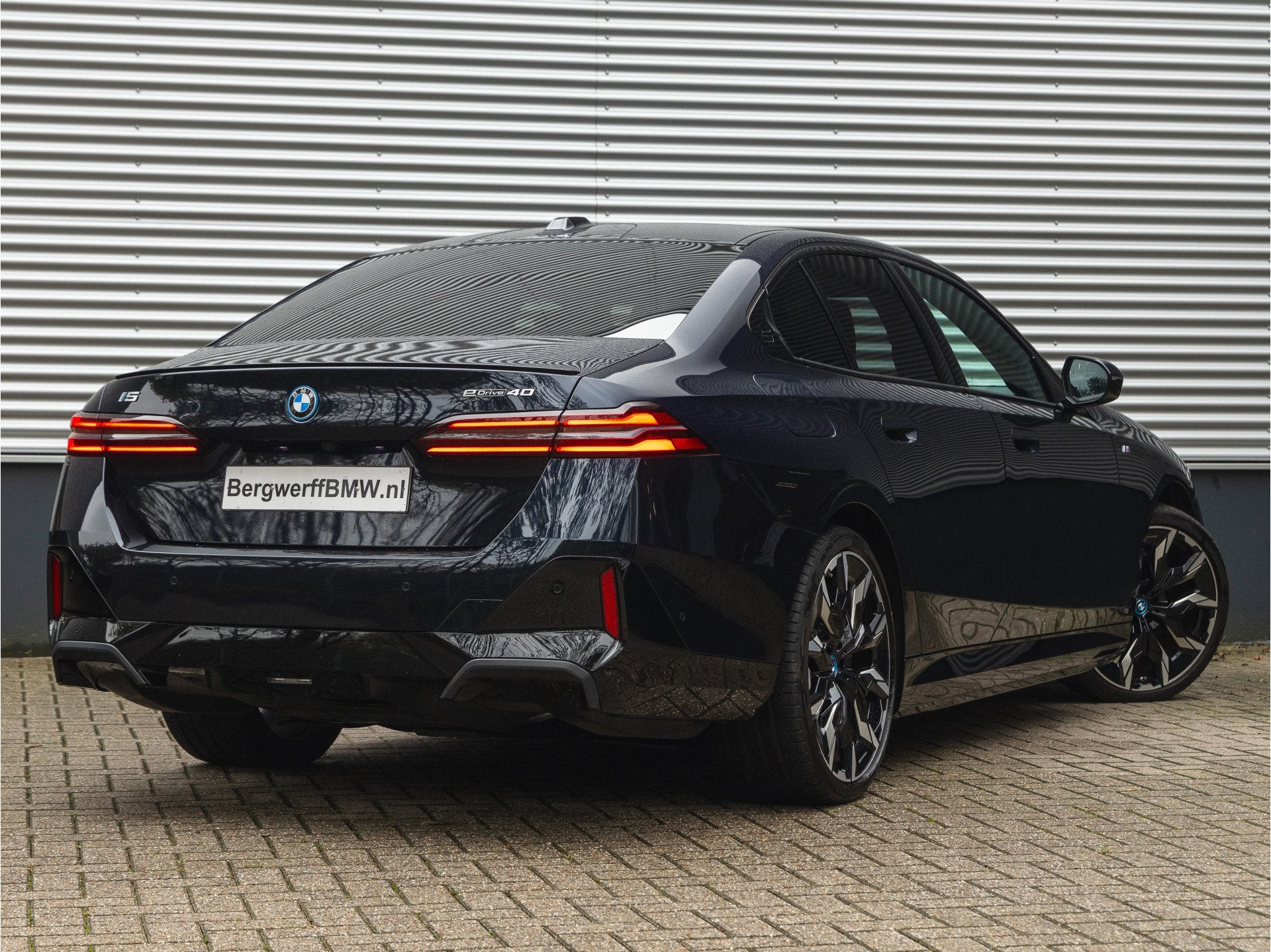 BMW i5 eDrive40 M-Sport Pro - Pano - Driving + Parking Ass P, Auto's, 12 maanden, Achterwielaandrijving, Gebruikt, Zwart