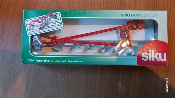 Siku 1956 Ploeg - rood, Hobby en Vrije tijd, Modelauto's | 1:32, Ophalen of Verzenden, Zo goed als nieuw, Tractor of Landbouw
