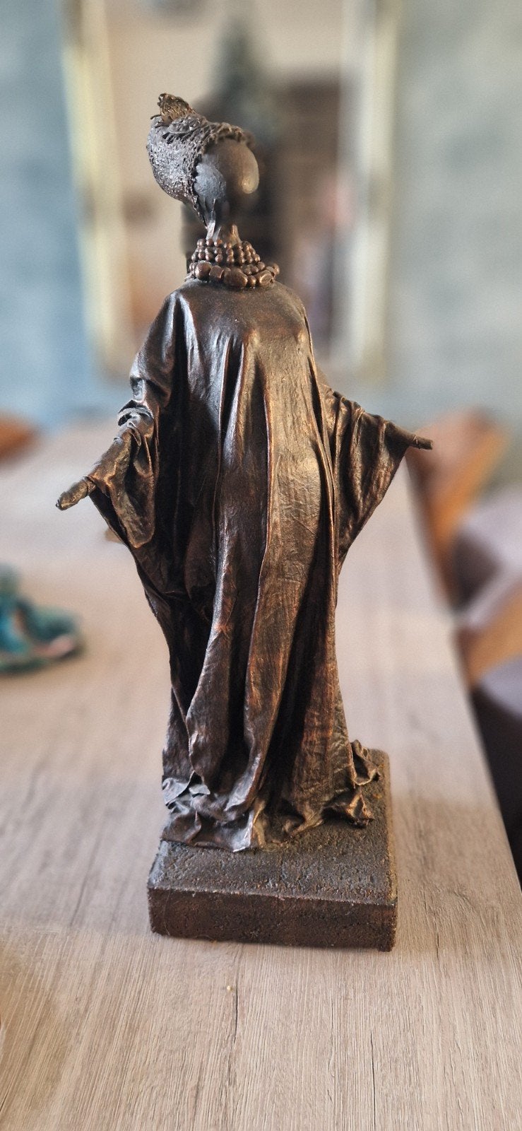 Handgemaakt bronzen beeld van een vrouw op sokkel, Brons, Beeld, Bruin, Handgemaakt