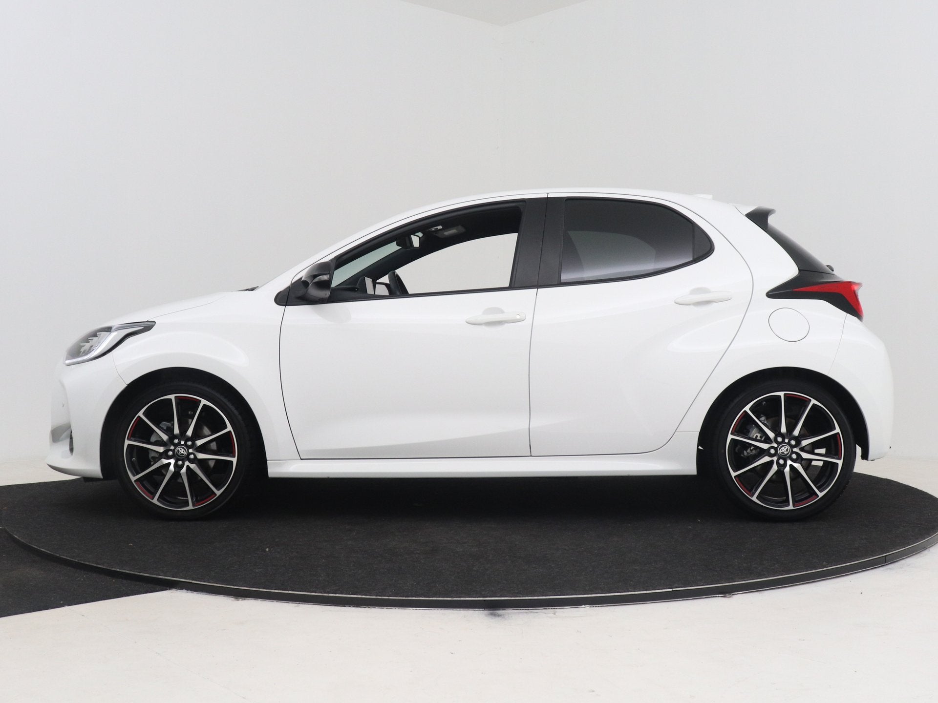 Toyota Yaris 1.5 Hybrid GR Sport Buy N Drive (bj 2022), 450 kg, Gebruikt, Bedrijf, Hybride Elektrisch/Benzine