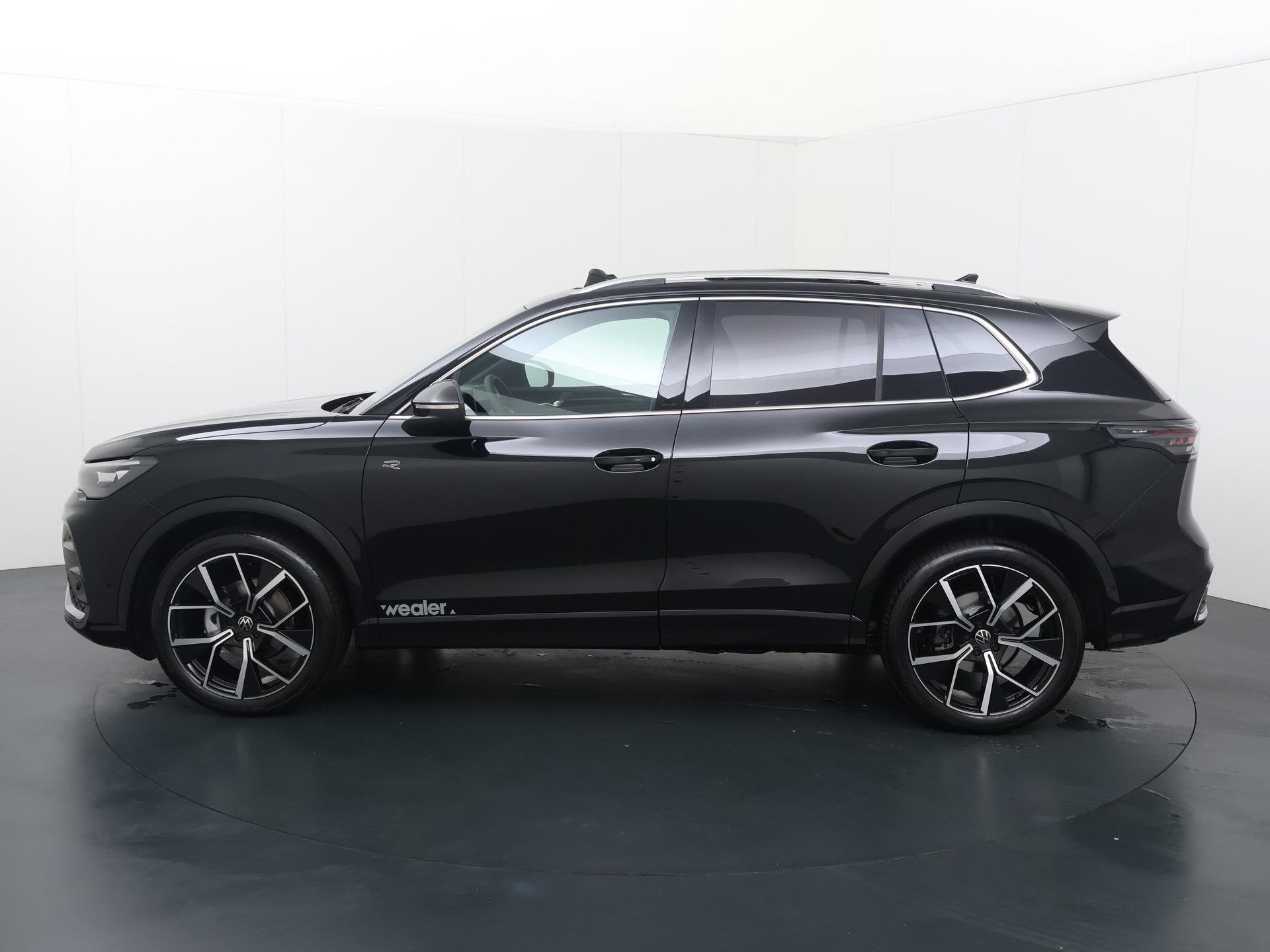 Volkswagen Tiguan R-Line-Edition 1.5 110 kW / 150 pk eTSI Au, Stof, Euro 6, 4 cilinders, Zwart
