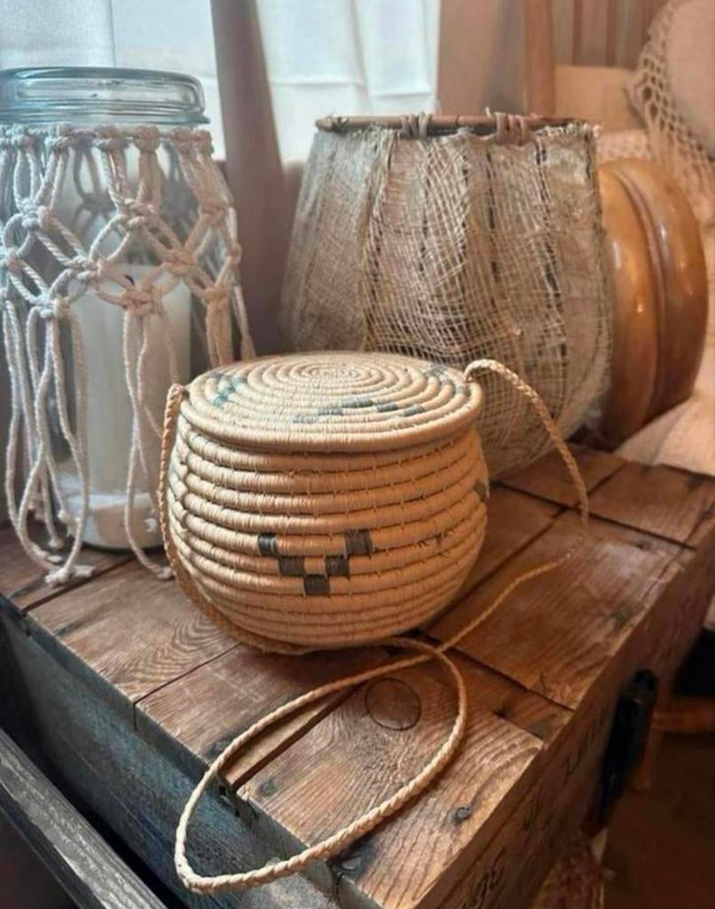 Rieten mand met deksel en een lang hengsel uit Bali, Huis en Inrichting, Ophalen of Verzenden, Zo goed als nieuw, Overige materialen