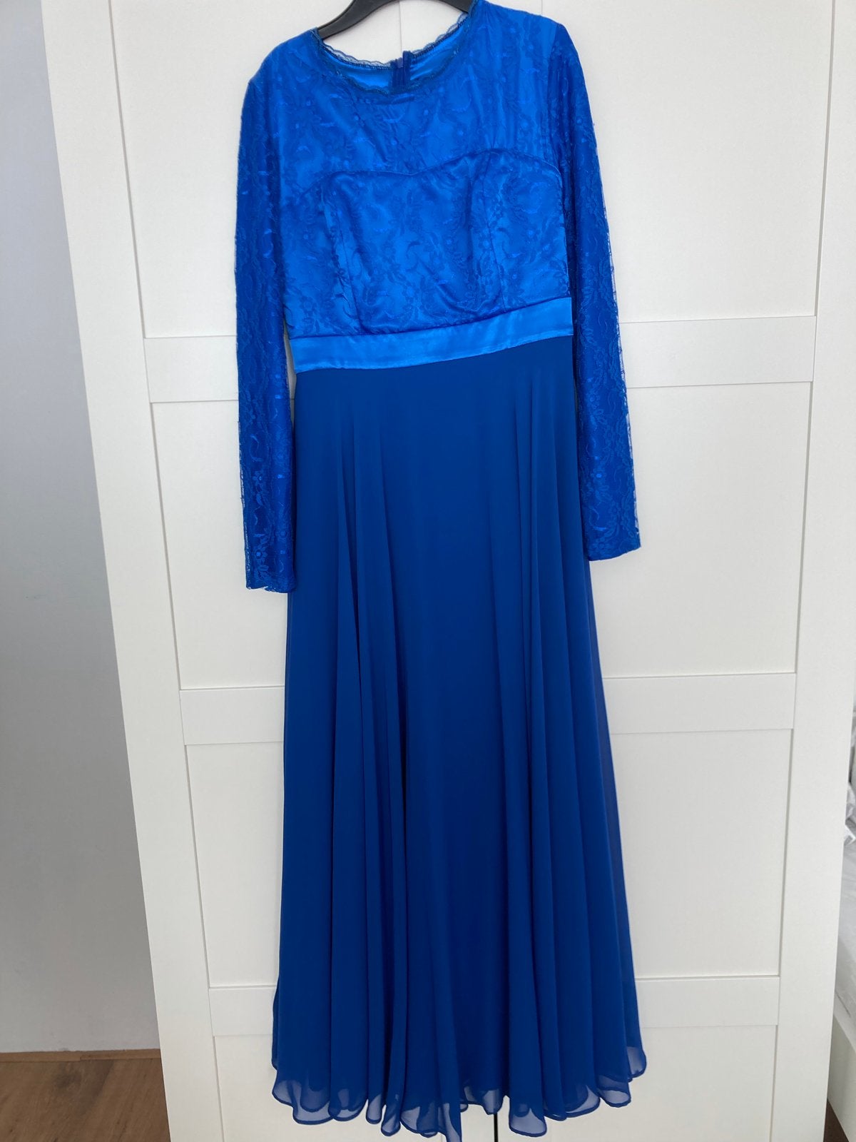 Elegante kobaltblauwe  avondjurk met kant en lange mouwen, Kleding | Dames, Maat 38/40 (M), Galajurk, Blauw, Ophalen of Verzenden