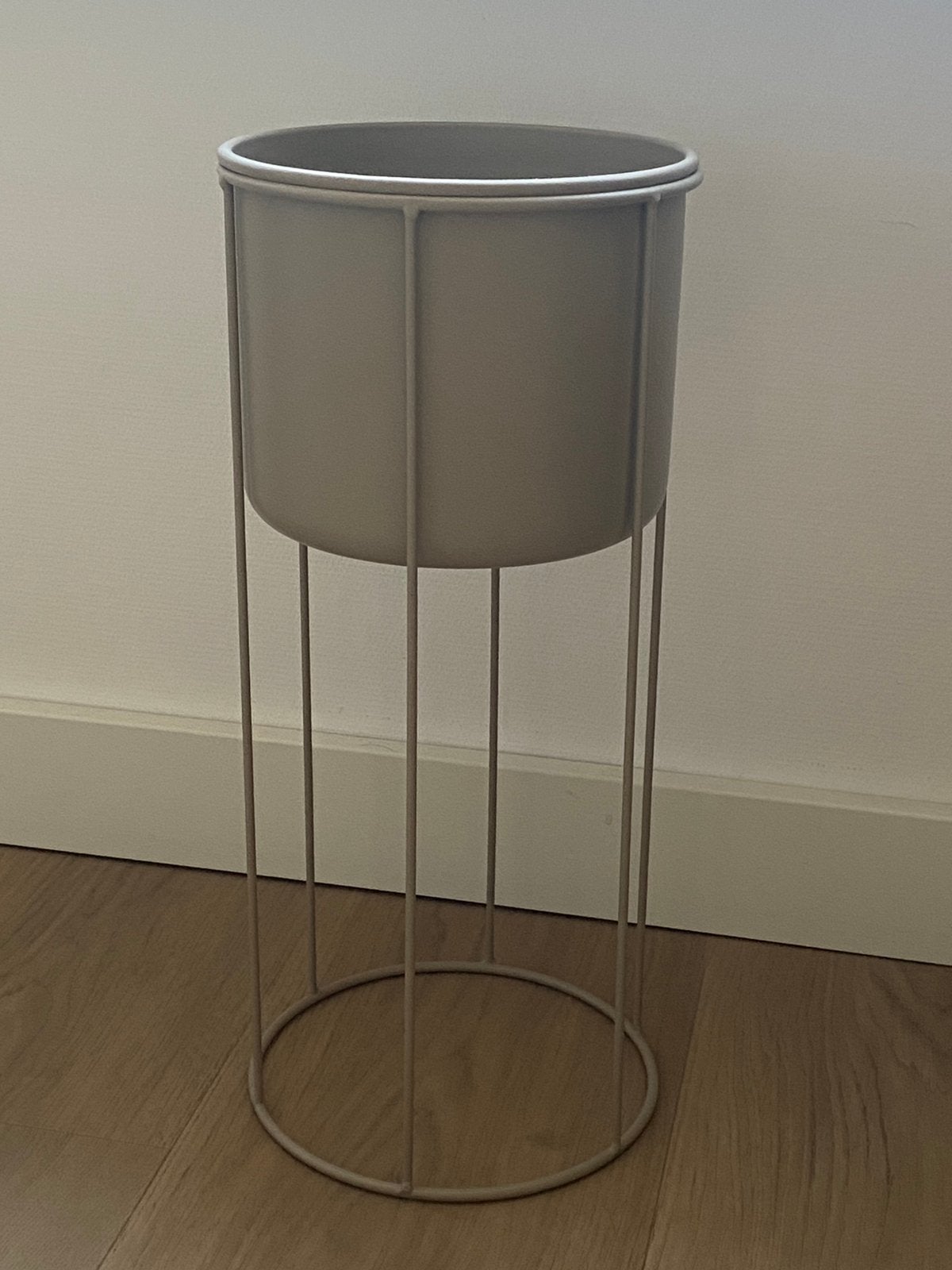 Mooie beige/taupe bloempot / plantenstandaard op voet., Ophalen, Rond, Nieuw, Aardewerk