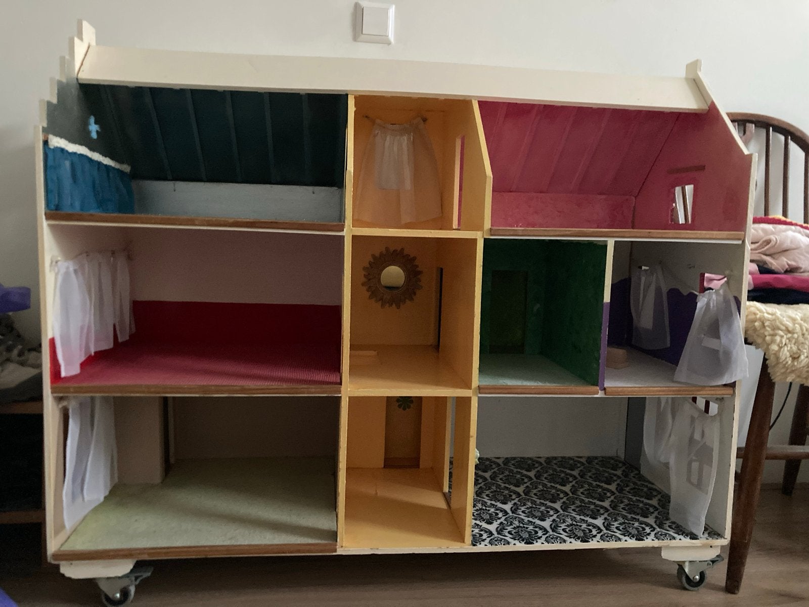 Groot houten poppenhuis op wielen, zelfgemaakt, Kinderen en Baby's, Speelgoed | Poppenhuizen, Ophalen, Gebruikt, Poppenhuis