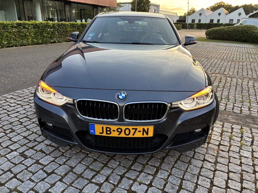 BMW 3-Serie 320i M Sport Touring 184pk Automaat 2016 Grijs, Auto's, BMW, 1998 cc, Achterwielaandrijving, 1800 kg, Beige